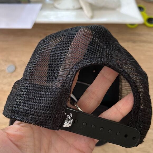 The north face, black and white snap back cap mesh - Picture 2 of 4